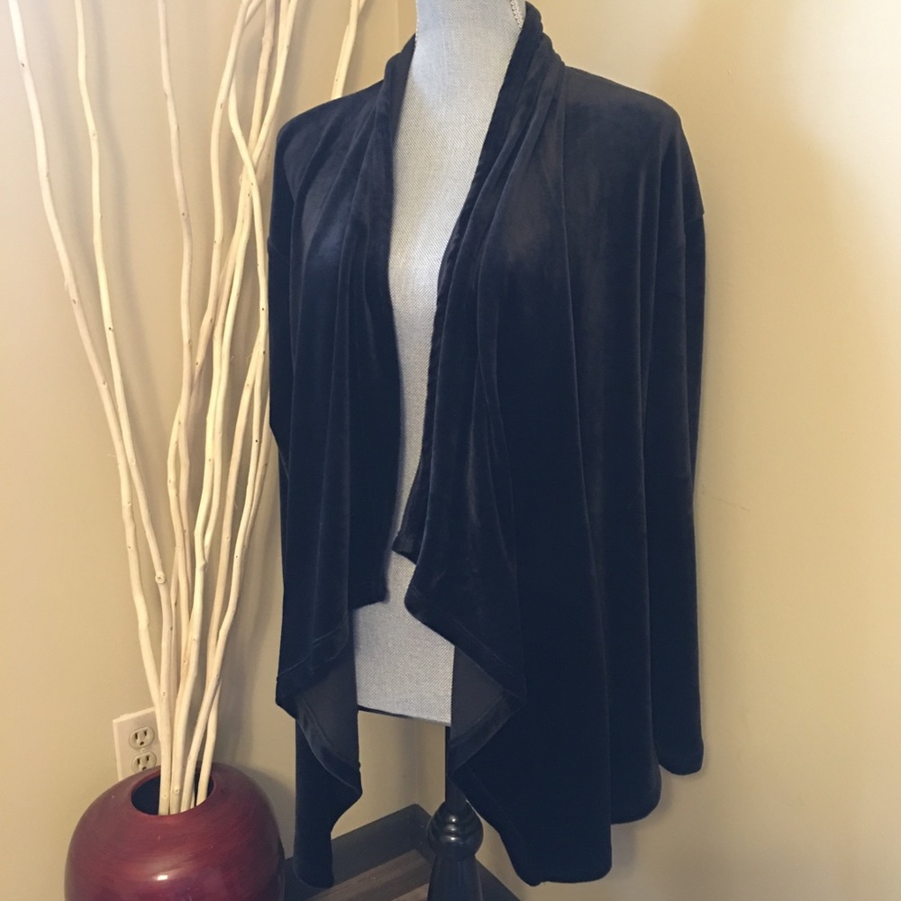 Spring & Mercer velvet open front top size Med